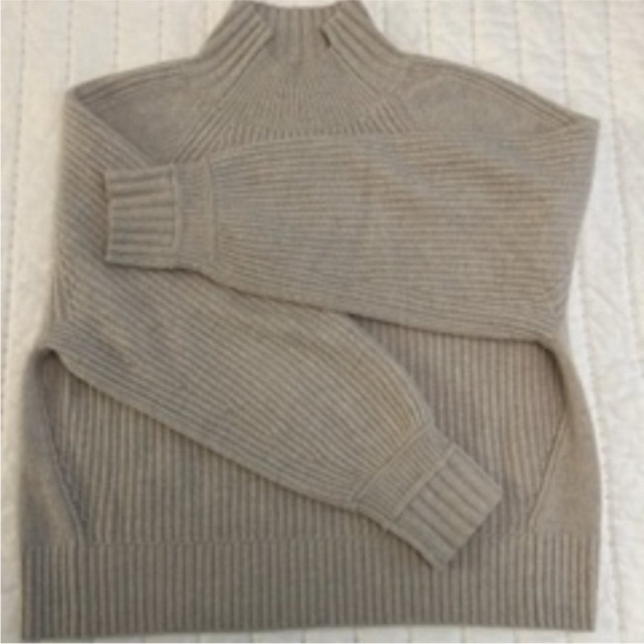 EVERLANE Cashmere Ribbed Turtleneck - Worn Once! - Picture 3 of 4